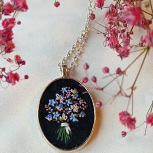 Naszyjnik haftowany bukiet kwiatów 32x25 mm srebrny łańcuszek 50-55 cm | Handmade
