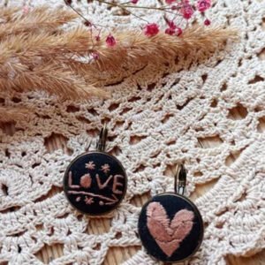 Kolczyki haftowane "Love & Heart" 19 mm brązowe bigle | Handmade rękodzieło