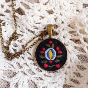 Naszyjnik haftowany wzór kaszubski 25 mm brązowy łańcuszek 50-55 cm | Handmade folk